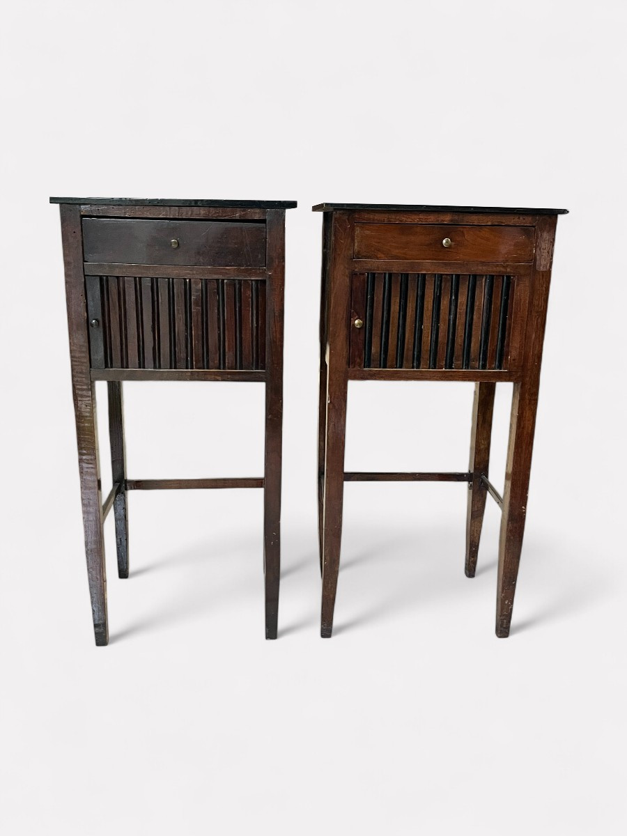 Paire de tables de chevet en noyer – début XIXᵉ siècle