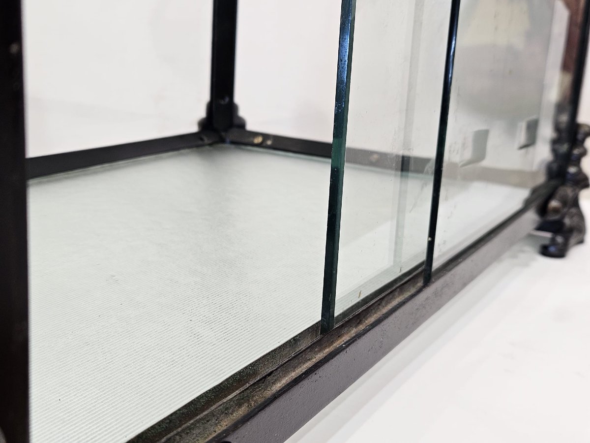 Vitrine d’exposition en fer, bronze et verre – Début du XXᵉ siècle-photo-4