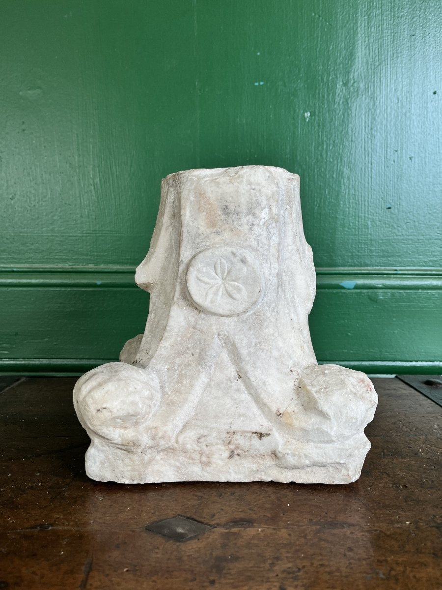 Ancien chapiteau en marbre sculpté – Fin XVIe / Début XVIIe siècle-photo-2