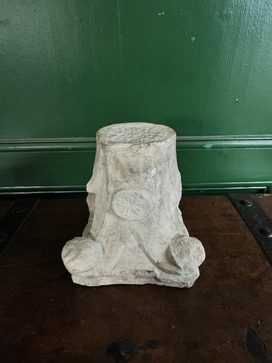 Ancien chapiteau en marbre sculpté – Fin XVIe / Début XVIIe siècle-photo-4