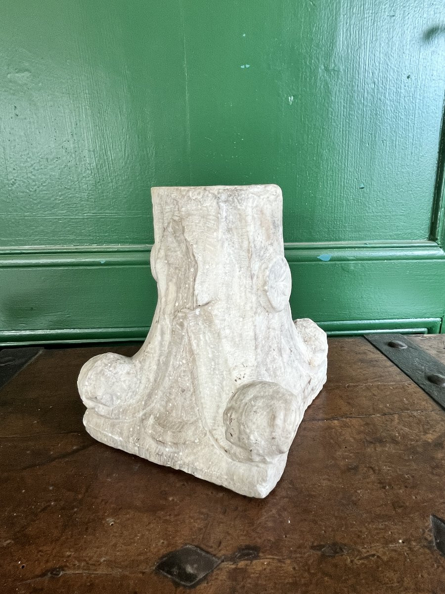 Ancien chapiteau en marbre sculpté – Fin XVIe / Début XVIIe siècle-photo-1