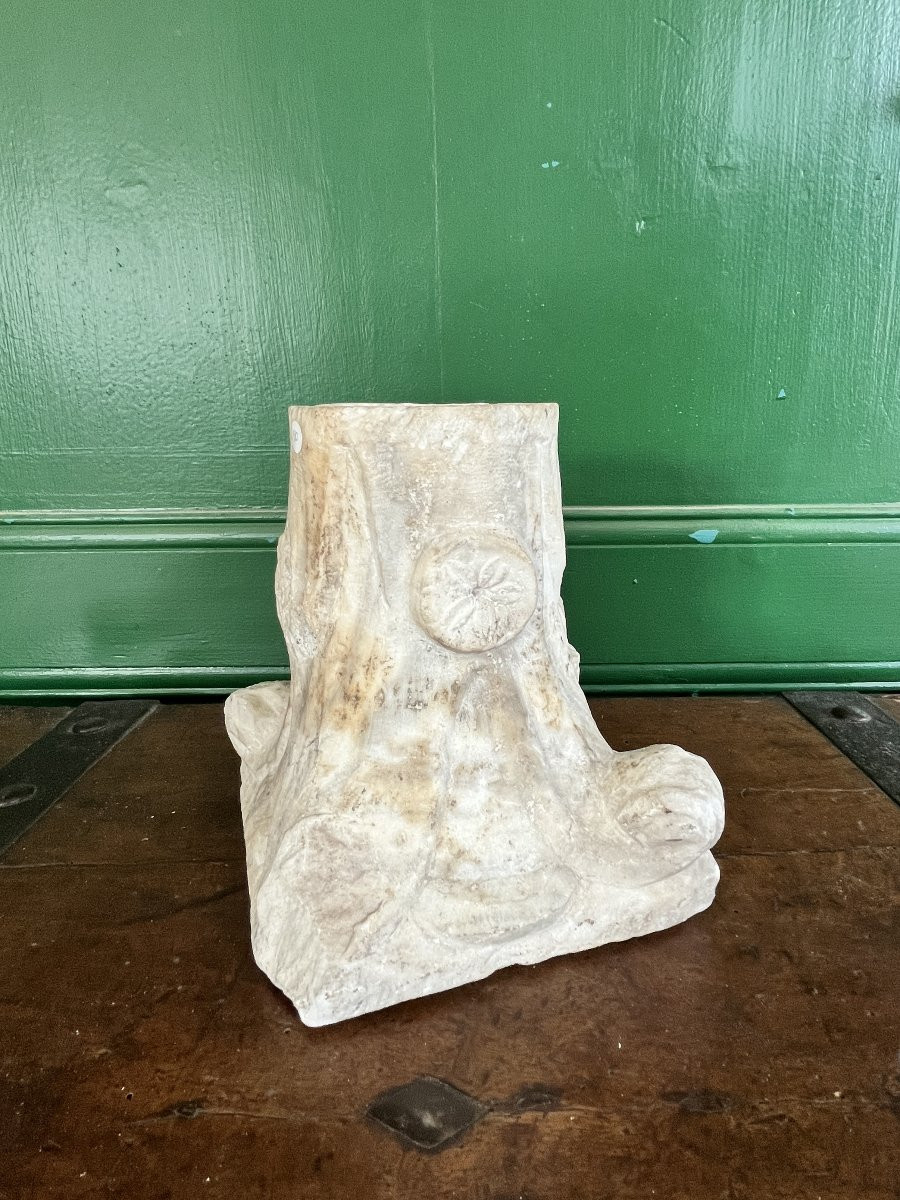 Ancien chapiteau en marbre sculpté – Fin XVIe / Début XVIIe siècle-photo-2
