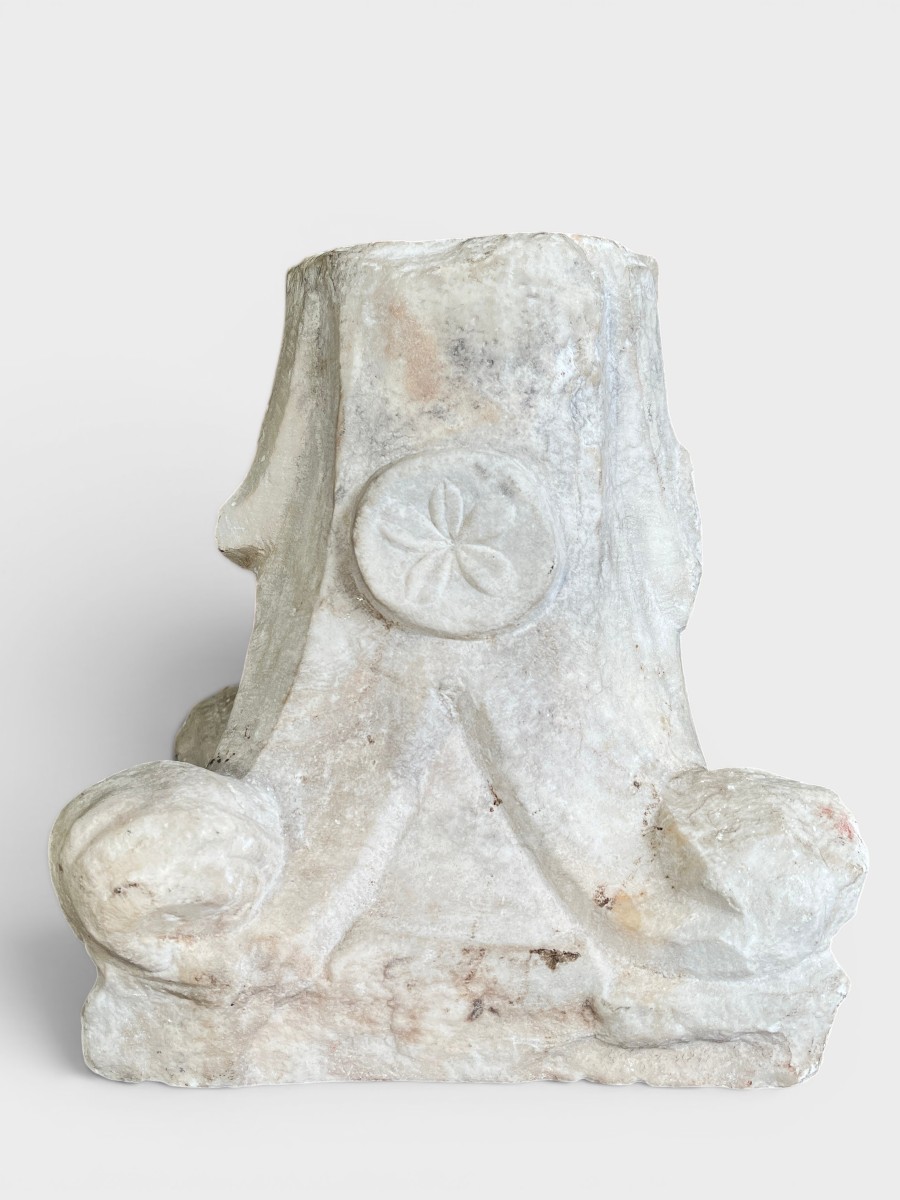 Ancien chapiteau en marbre sculpté – Fin XVIe / Début XVIIe siècle