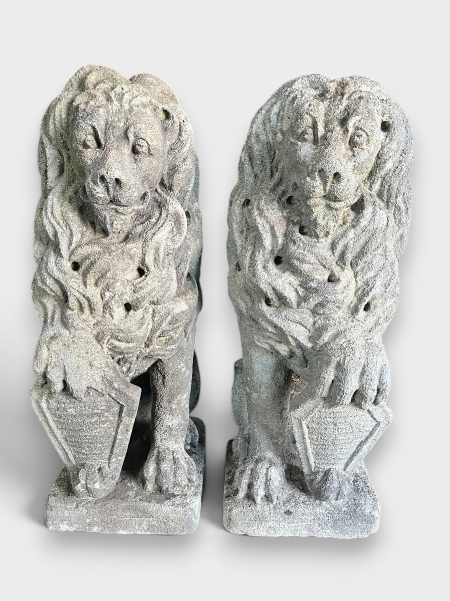 Paire de lions en pierre de grès – Fin du XIXe siècle