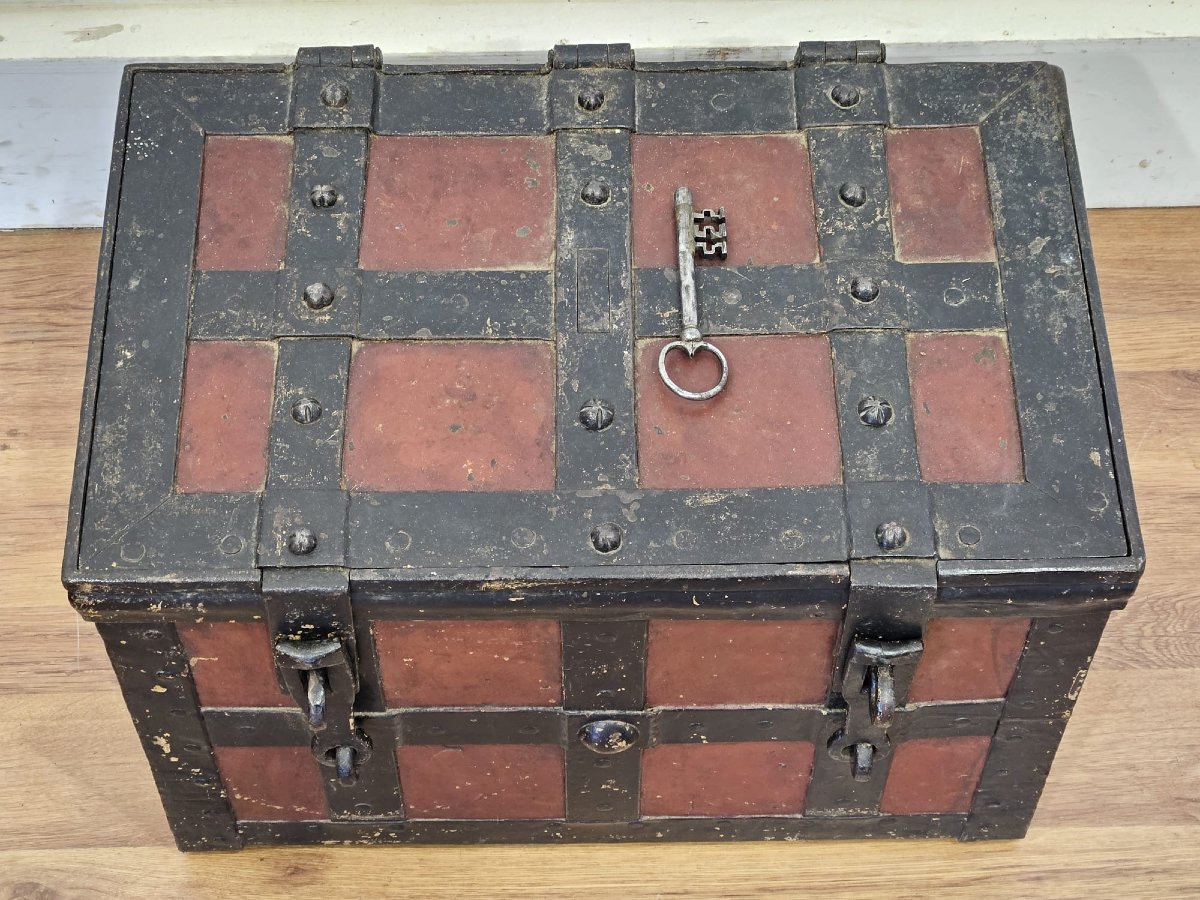 Antique German Chest From The 18th Century-photo-4