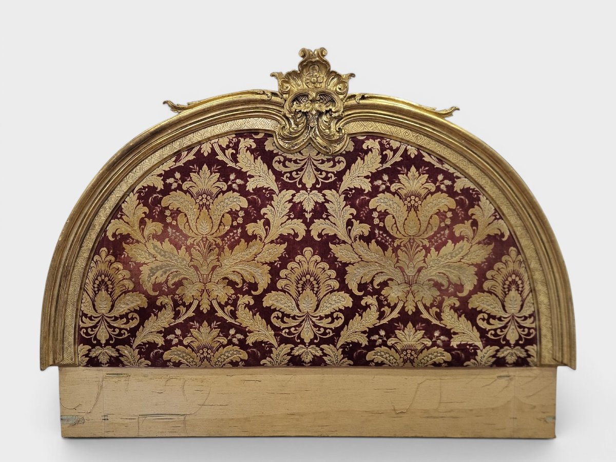 Tête de lit en bois sculpté et doré – milieu du XIXe siècle