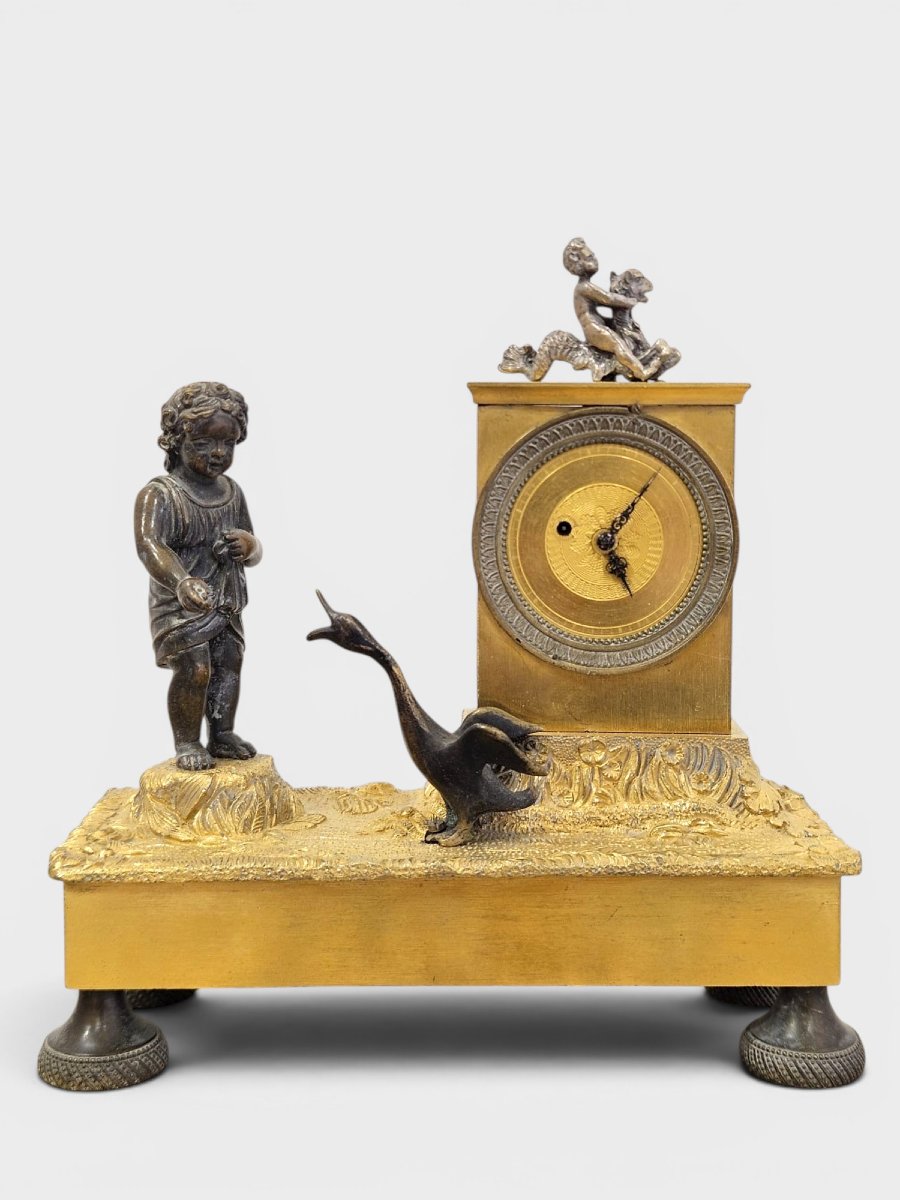 Empire-style Clock In Gilded And Patinated Bronze With A Cherub And A Goose – Early 19th Century