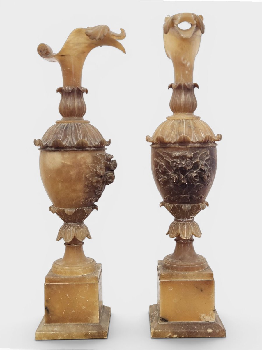 Paire de vases décoratifs en albâtre sculpté – Fin du XIXe / début du XXe siècle