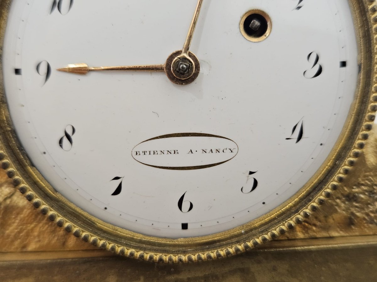 Pendule de table en marbre blanc et bronze doré – début du XIXe siècle-photo-3