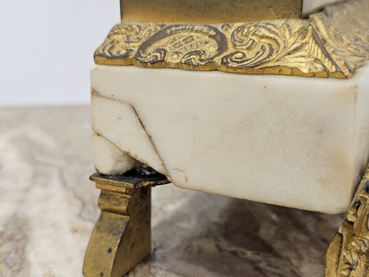 Pendule de table en marbre blanc et bronze doré – début du XIXe siècle-photo-4