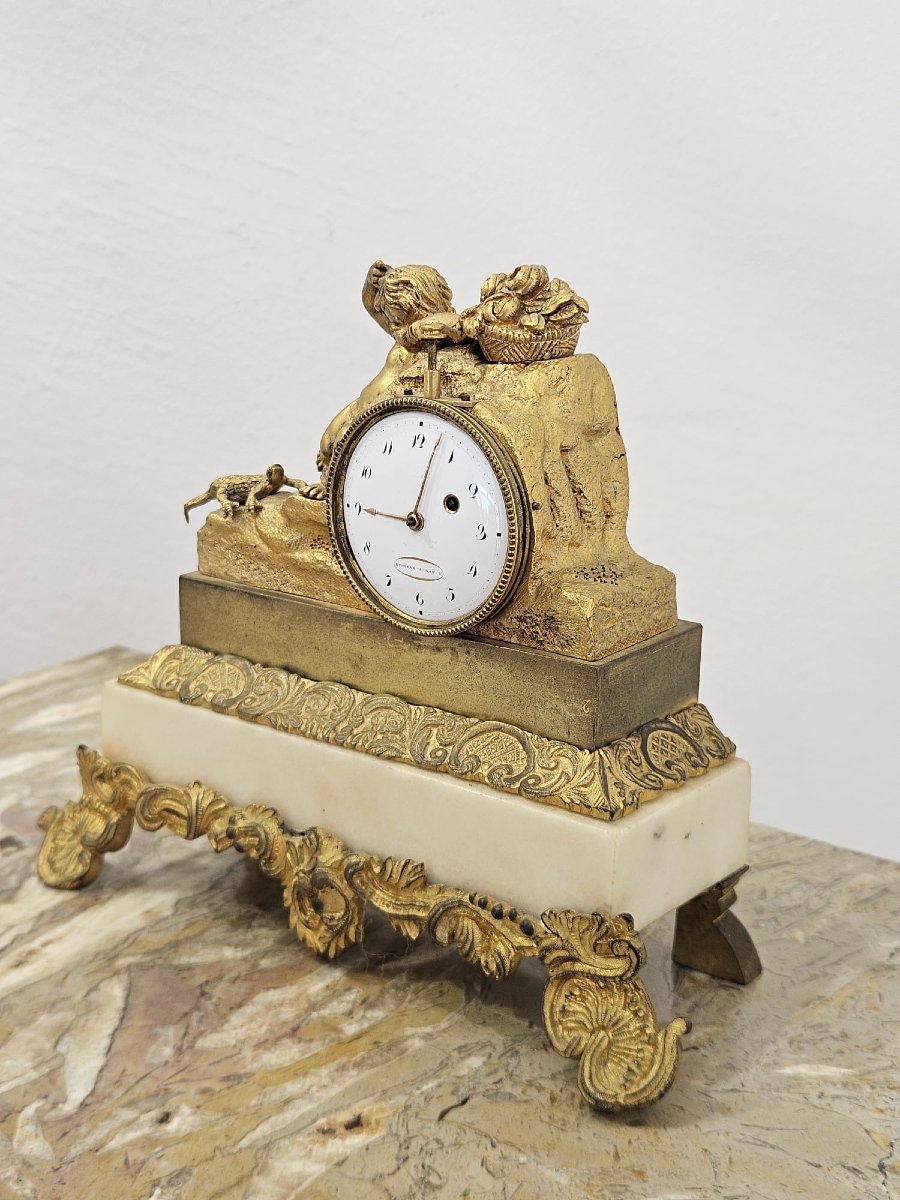 Pendule de table en marbre blanc et bronze doré – début du XIXe siècle-photo-1