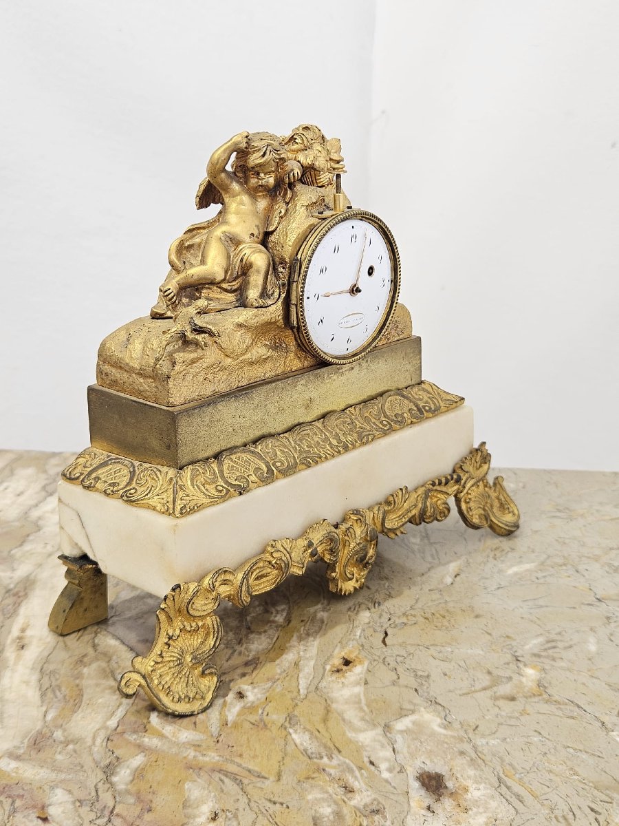 Pendule de table en marbre blanc et bronze doré – début du XIXe siècle-photo-5