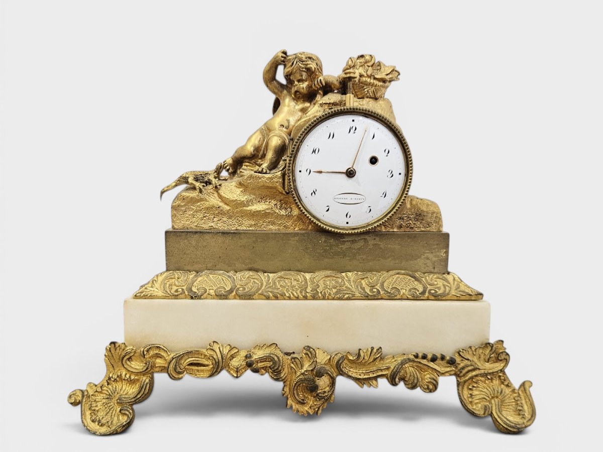 Pendule de table en marbre blanc et bronze doré – début du XIXe siècle