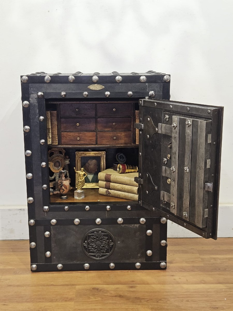 Important Studded Safe From Mossone, Biella – Early 19th Century-photo-3