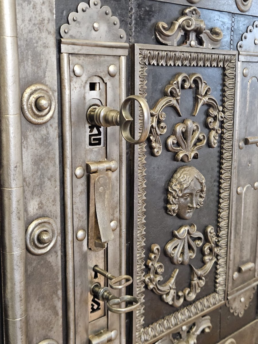 Important Studded Safe From Mossone, Biella – Early 19th Century-photo-4