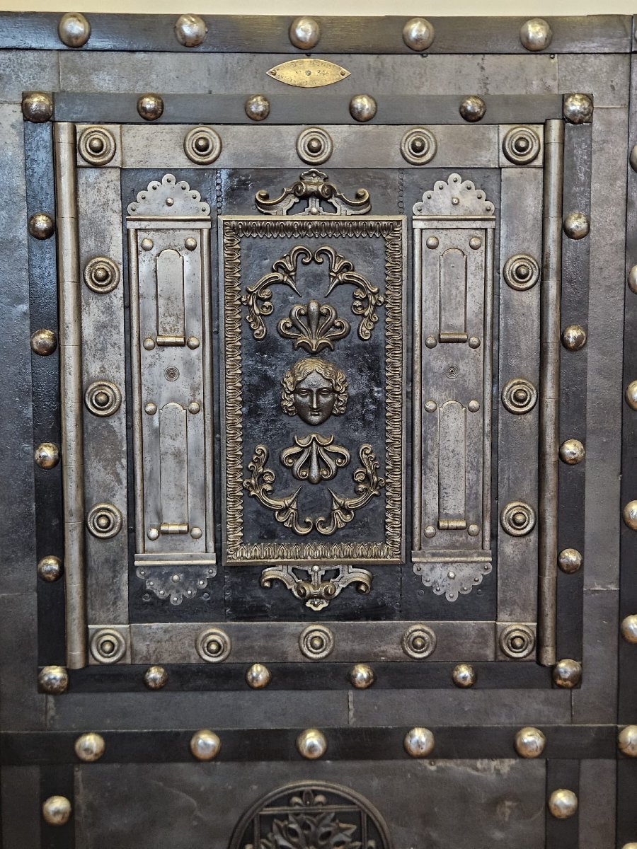 Important Studded Safe From Mossone, Biella – Early 19th Century-photo-2
