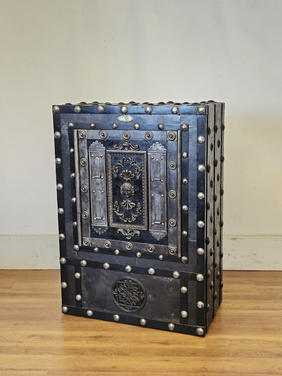 Important Studded Safe From Mossone, Biella – Early 19th Century-photo-6