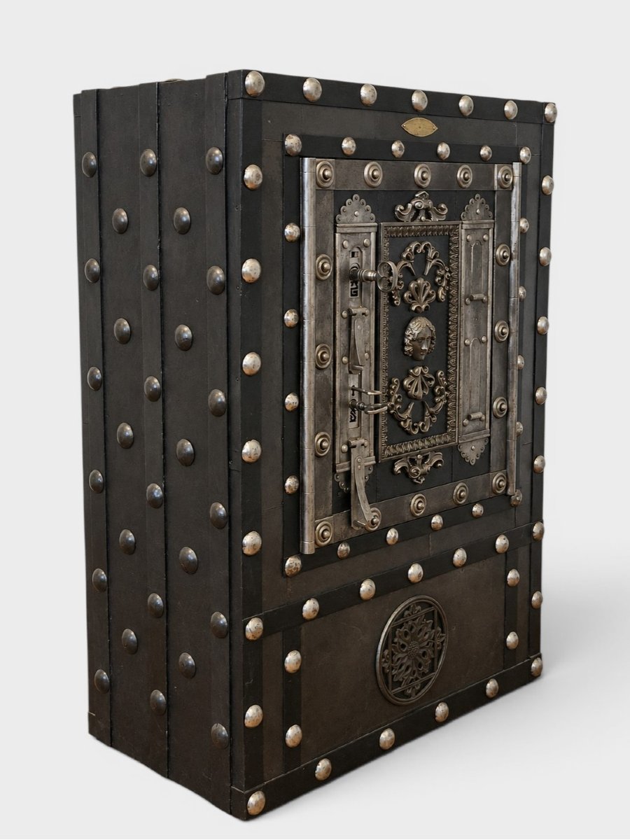 Important Studded Safe From Mossone, Biella – Early 19th Century