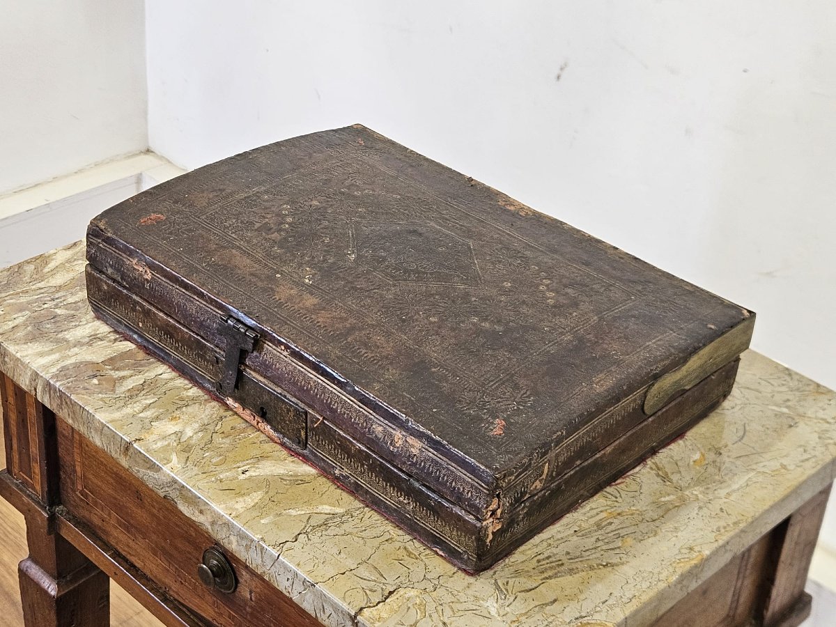 Coffret en cuir, probablement Espagne, XVIIIe siècle-photo-3