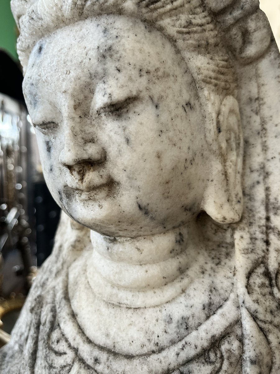 Sculpture en marbre blanc représentant Guanyin – Première moitié du XXe siècle-photo-6