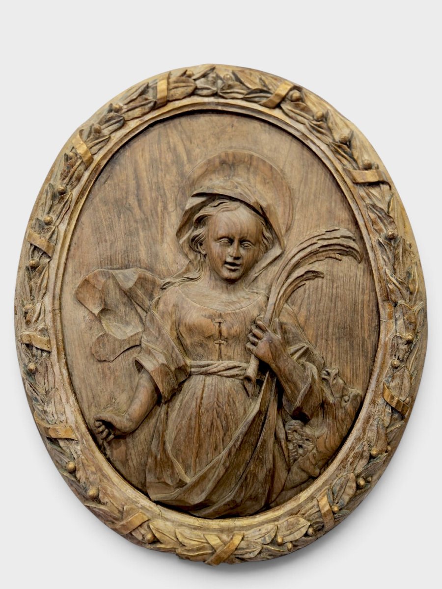 Médaillon ovale sculpté représentant Sainte Marguerite – Fin du XVIIe siècle