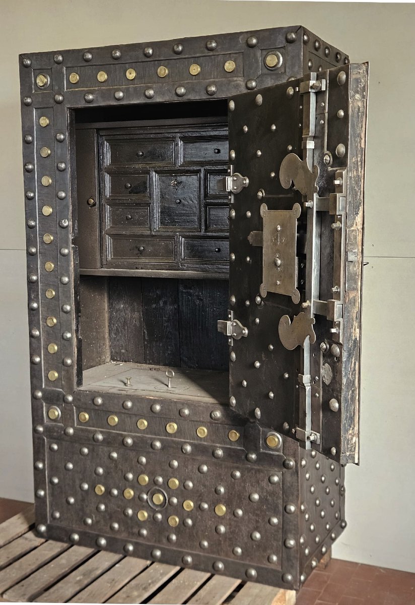 Coffre-fort lombard clouté – Début du XIXe siècle-photo-2
