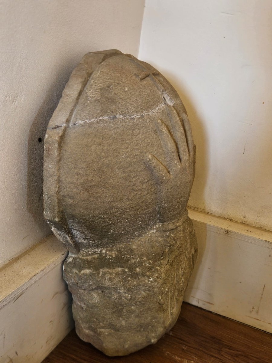 Antique Stone Holy Water Font With A Hand-carved Cross – 17th Century-photo-4