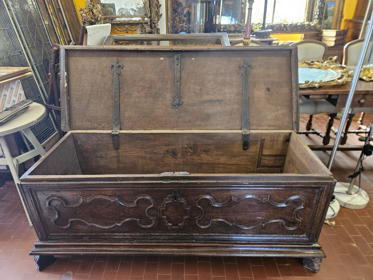 Coffre ancien en noyer  – XVIIIe siècle-photo-1