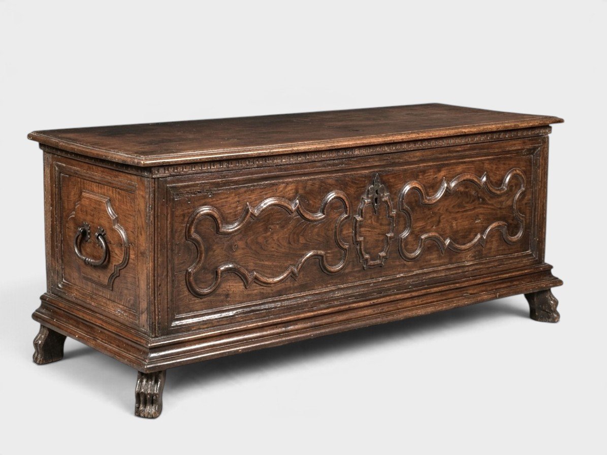 Coffre ancien en noyer  – XVIIIe siècle