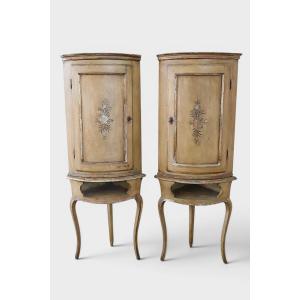 Couple de meubles d’angle piémontais laqués Louis XV – XVIIIe siècle