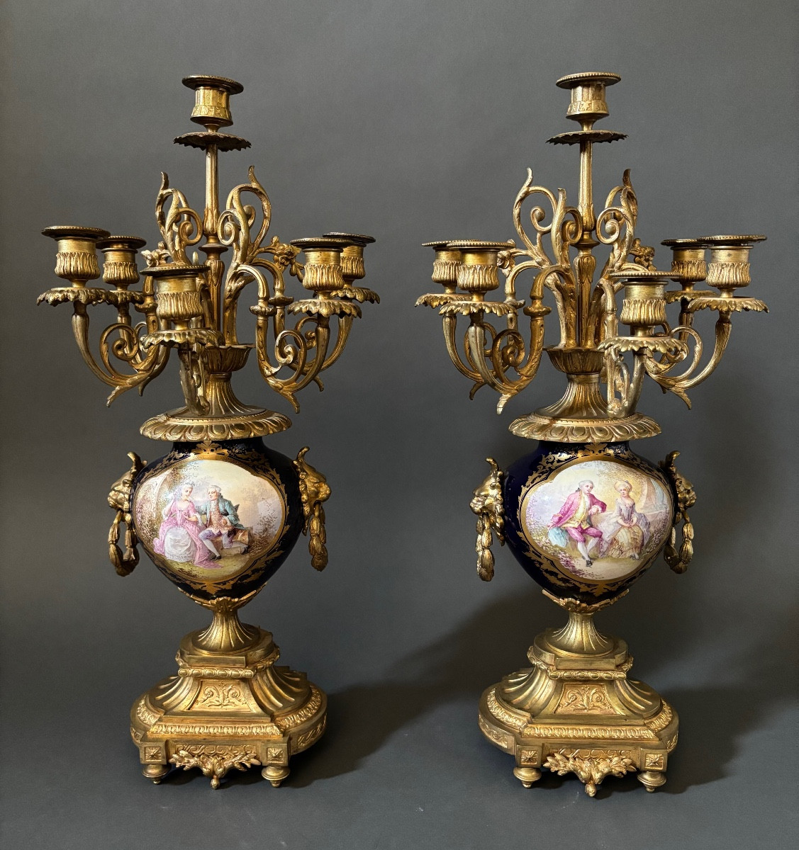 Bougeoirs En Bronze Avec Porcelaine. 19ème Siècle.