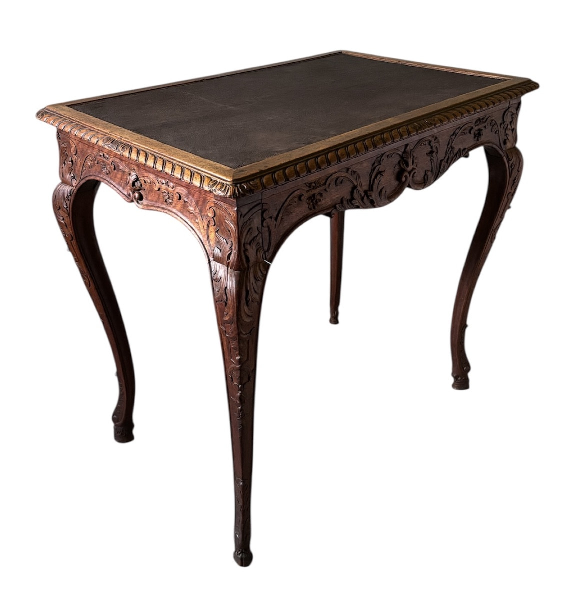 Table en noyer. 19ème siècle.