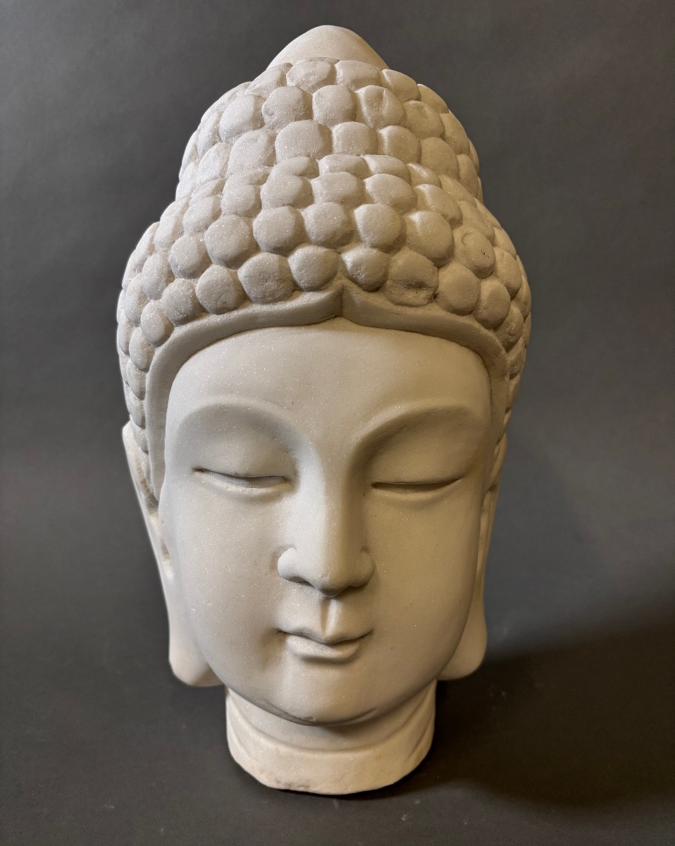 Bouddha. En marbre, XXe siècle.