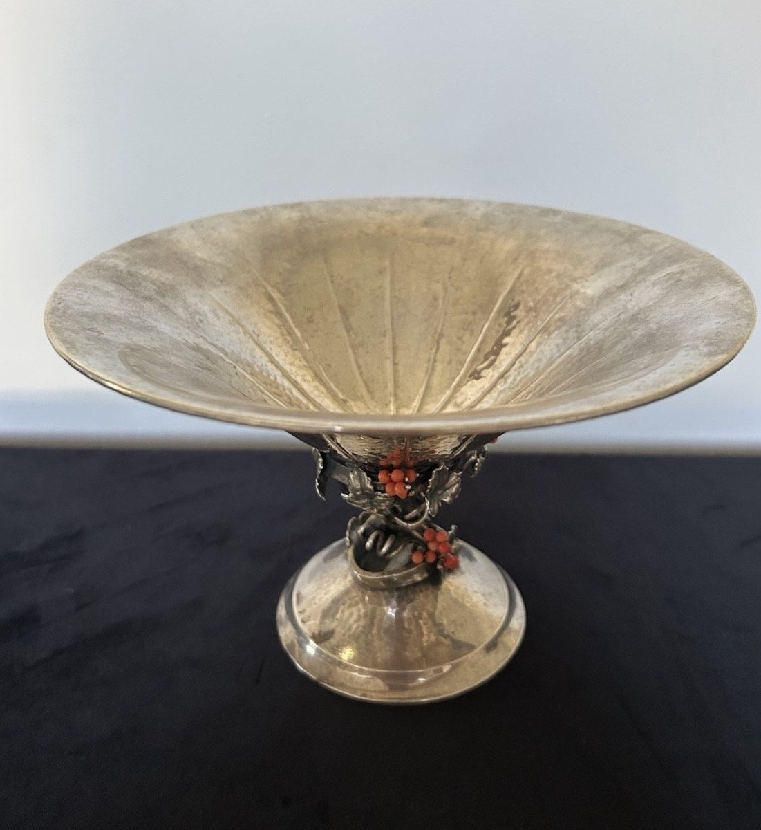 Vase en argent avec coraux.