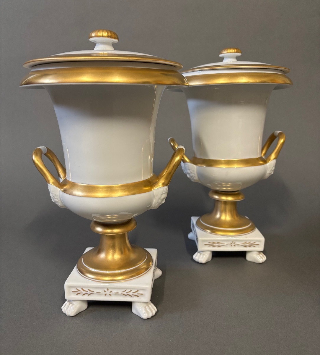 Deux vases en porcelaine. Début du XXe siècle.