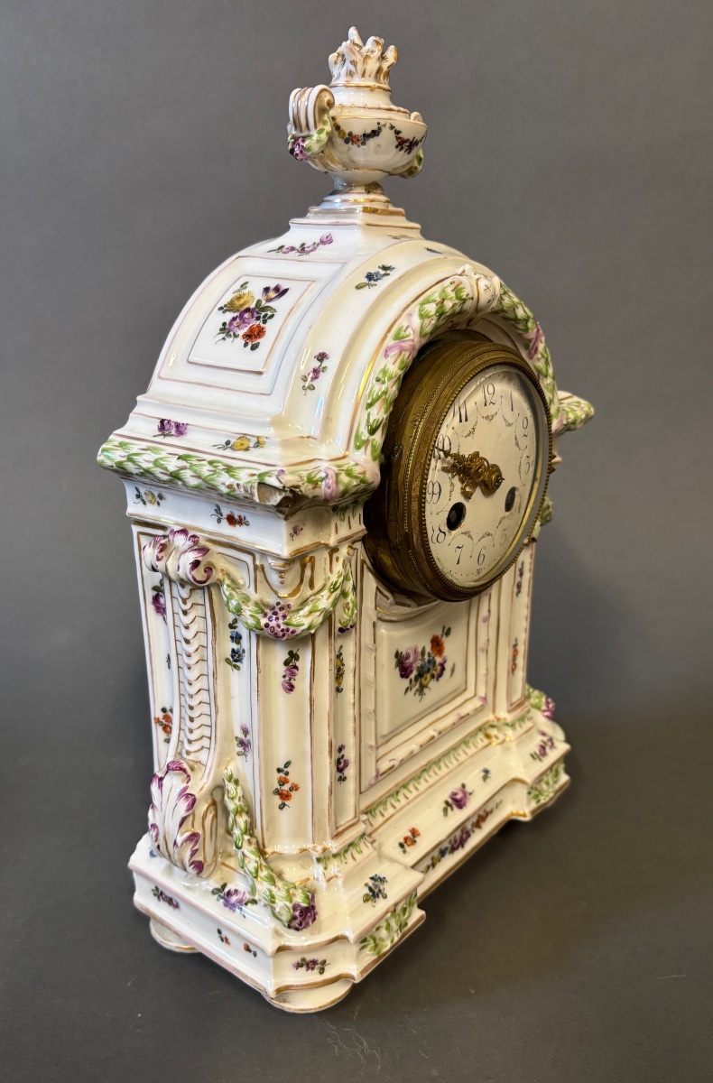 Pendule. Porcelaine, XIXe siècle.-photo-2