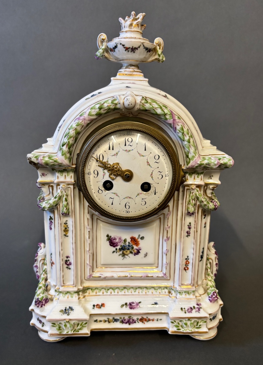 Pendule. Porcelaine, XIXe siècle.