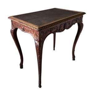 Table en noyer. 19ème siècle.