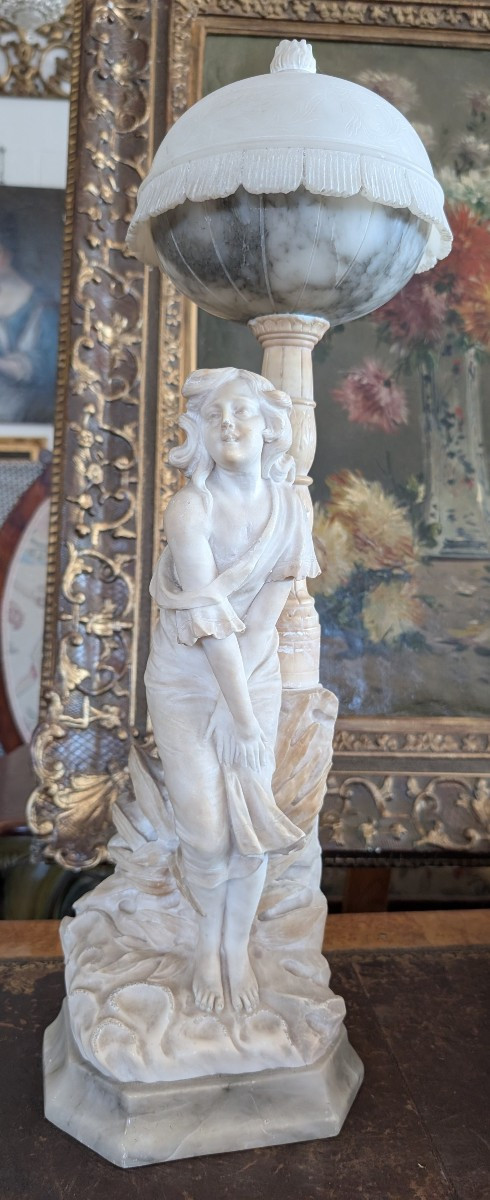 Lampe-sculpture en albâtre, manufacture toscane, début du XXe siècle