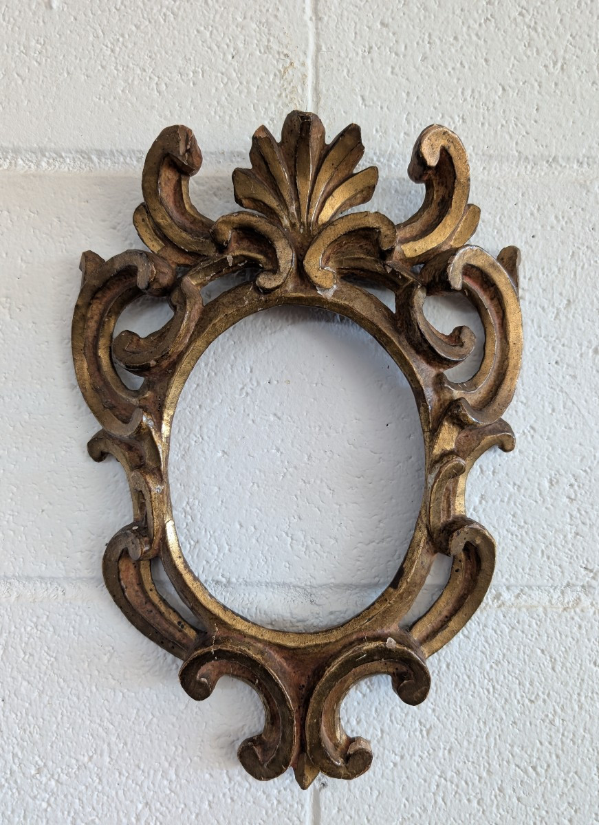 Fiorentine Oval Carved And Gilded Wooden Frame – Late 17th Century