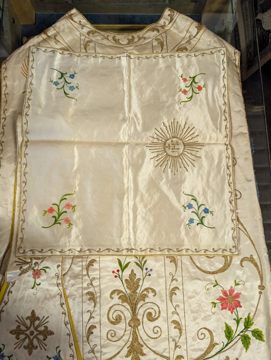 Embroidered Silk Chasuble With Liturgical Accessories – Italy, Early 20th Century-photo-3