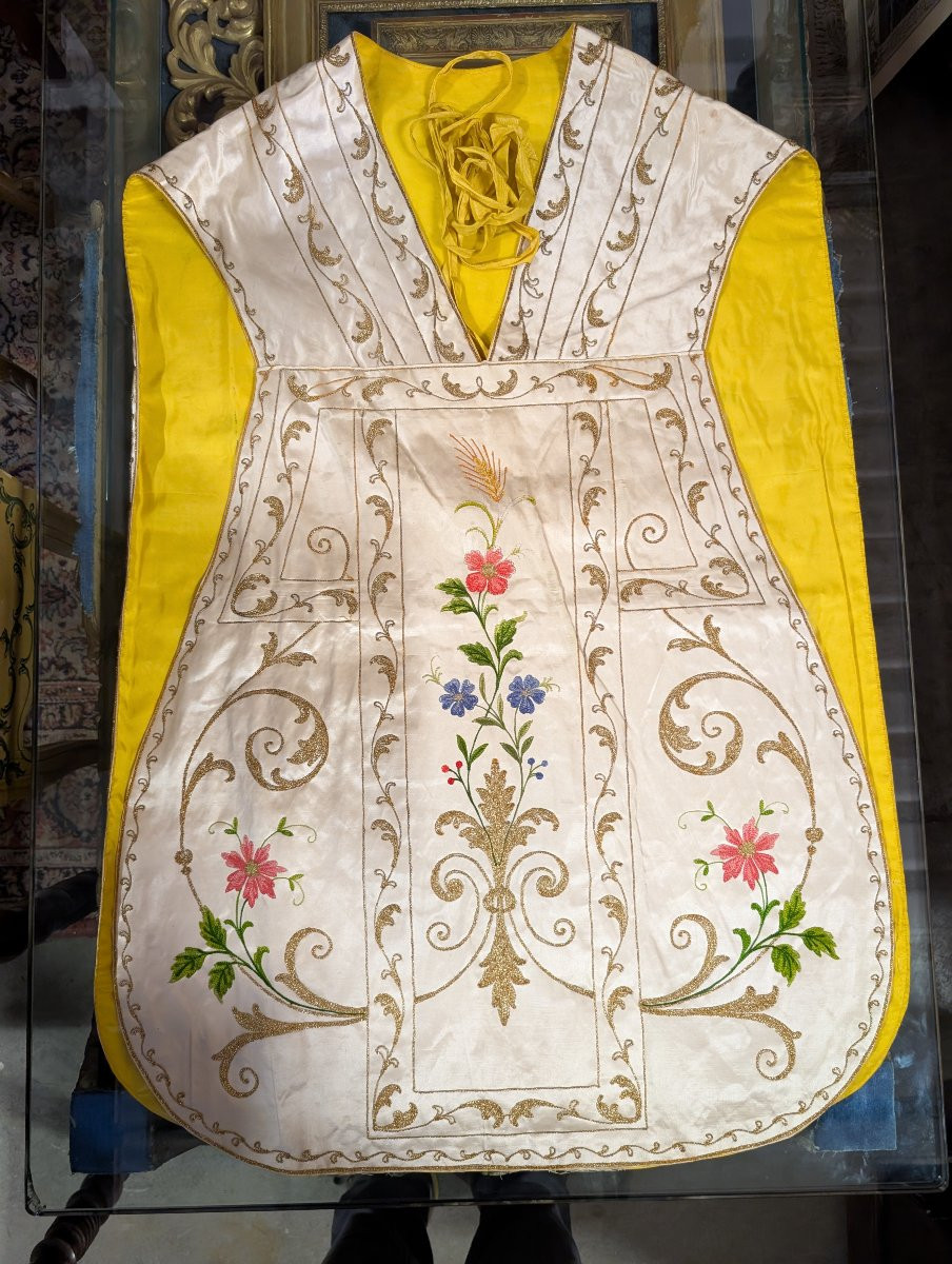 Embroidered Silk Chasuble With Liturgical Accessories – Italy, Early 20th Century-photo-1