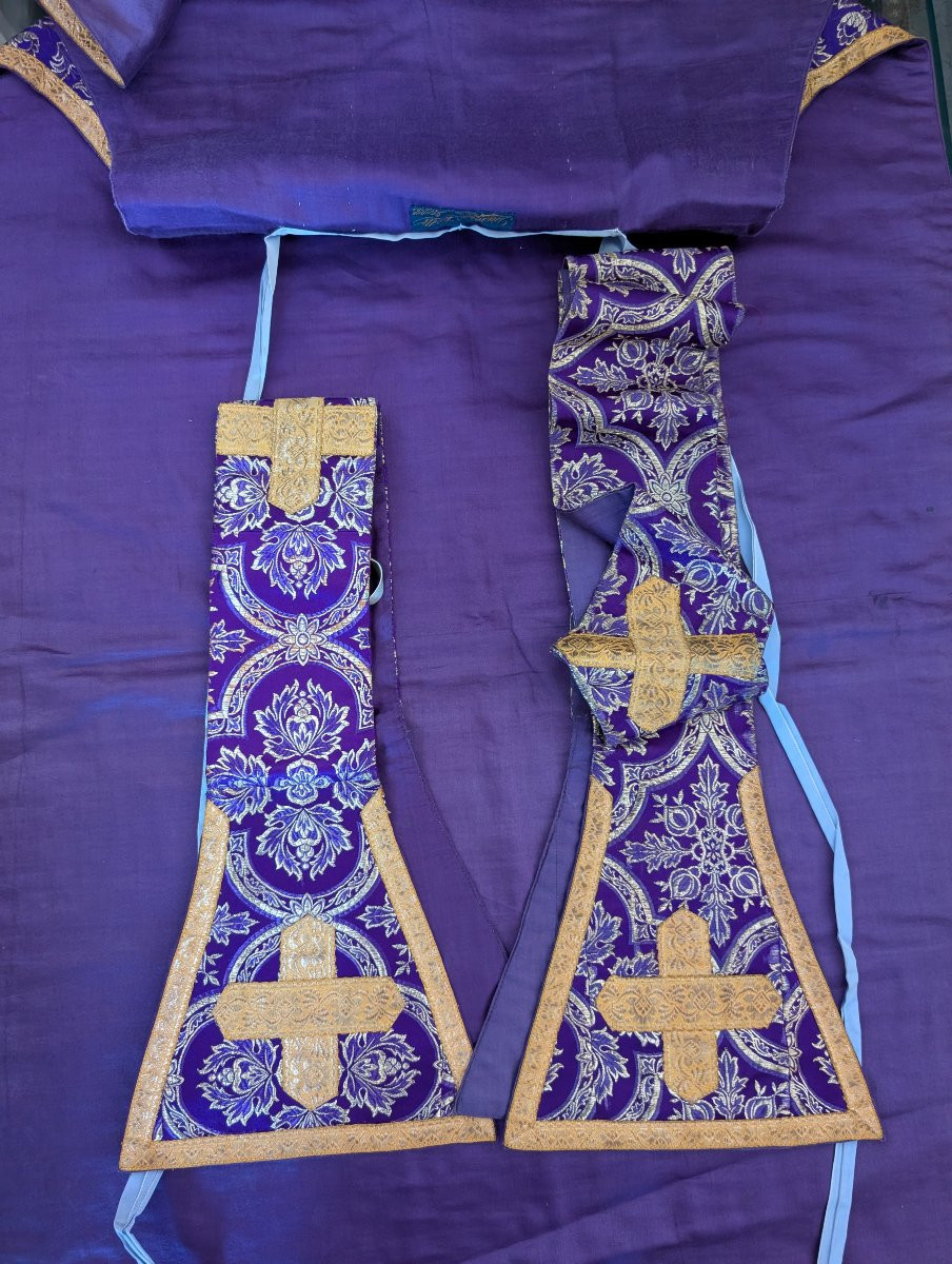 Refined Purple Ecclesiastical Chasuble In Damask With Golden Galloon – Italy, Ca. 1930-photo-2