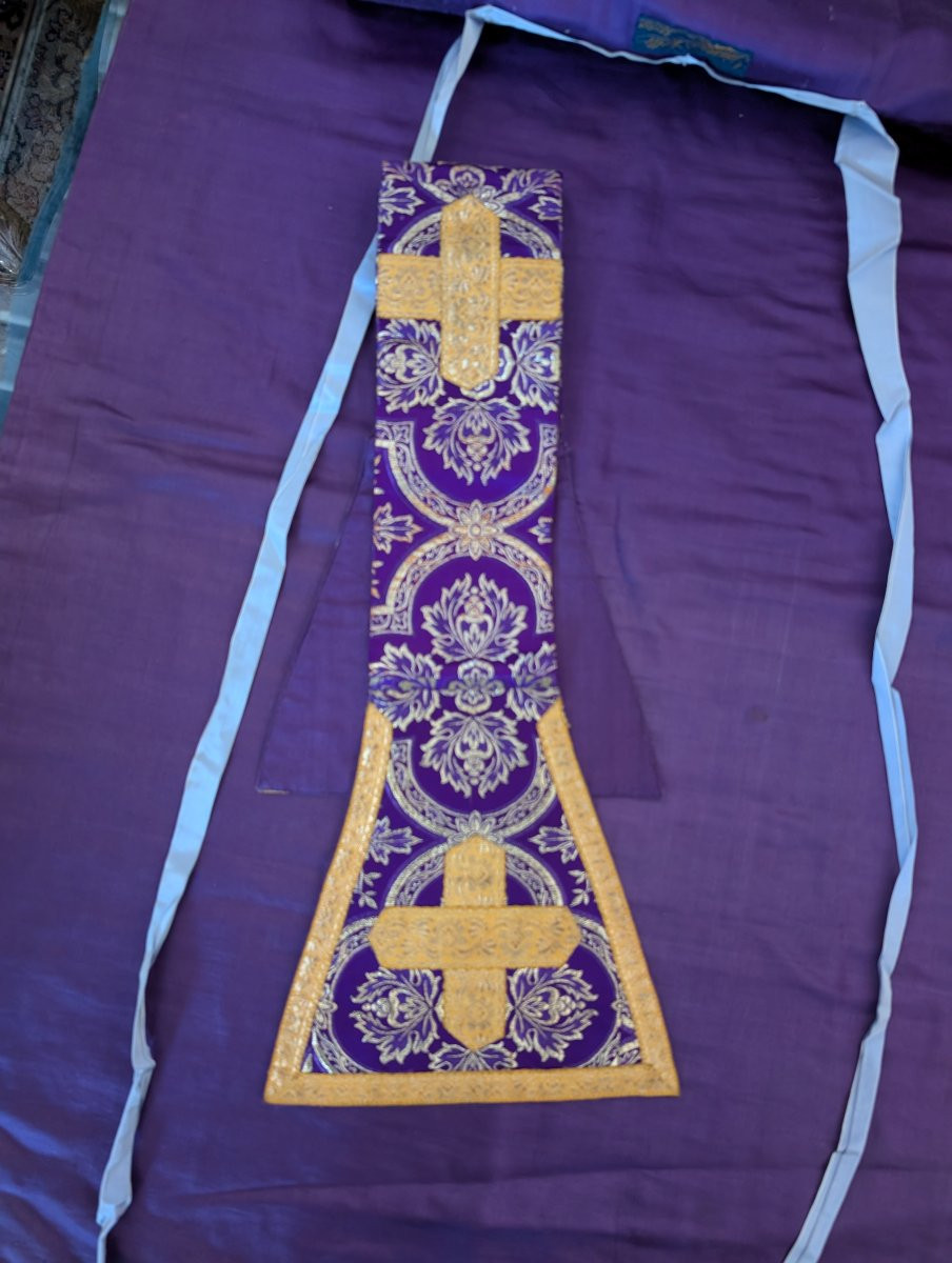 Refined Purple Ecclesiastical Chasuble In Damask With Golden Galloon – Italy, Ca. 1930-photo-3