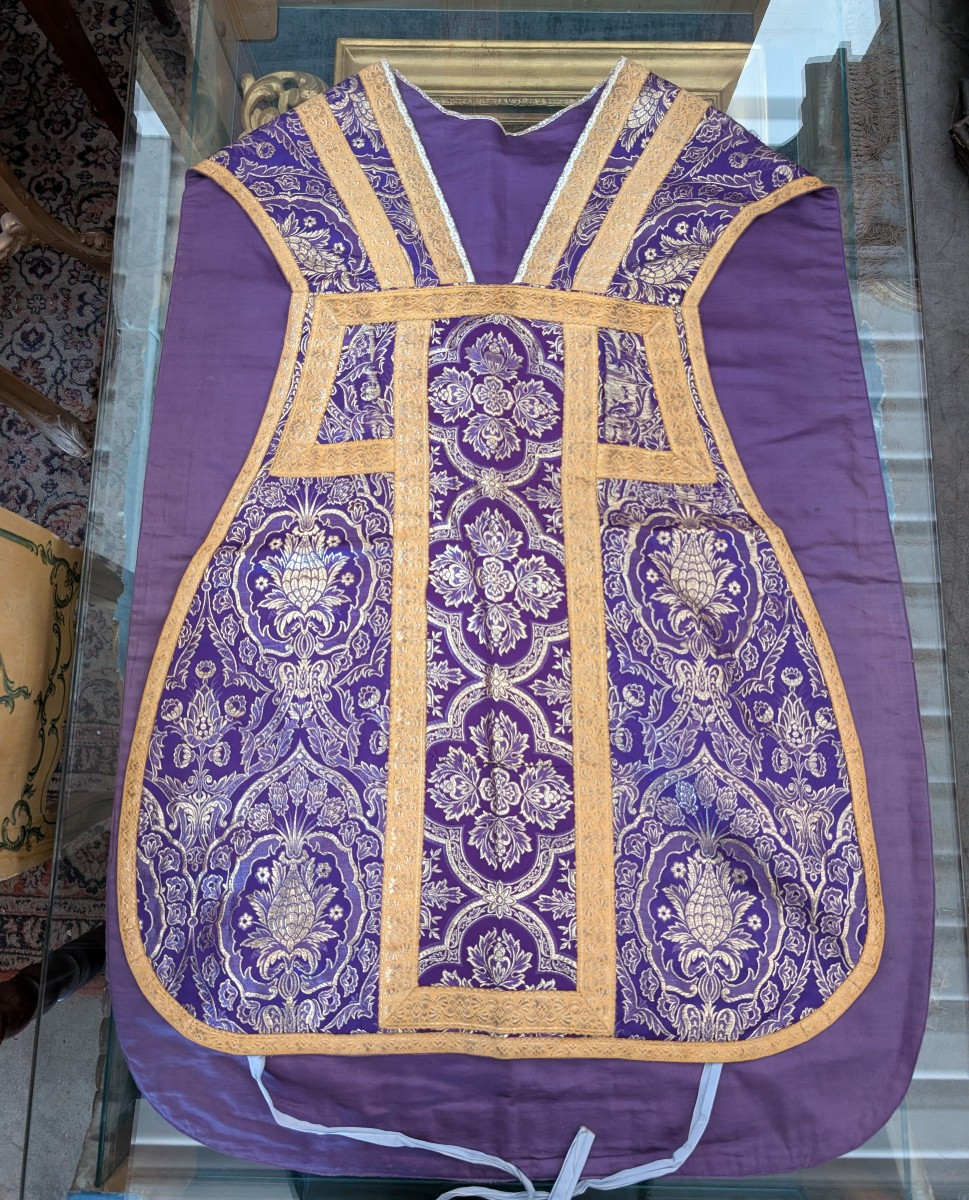 Refined Purple Ecclesiastical Chasuble In Damask With Golden Galloon – Italy, Ca. 1930-photo-1