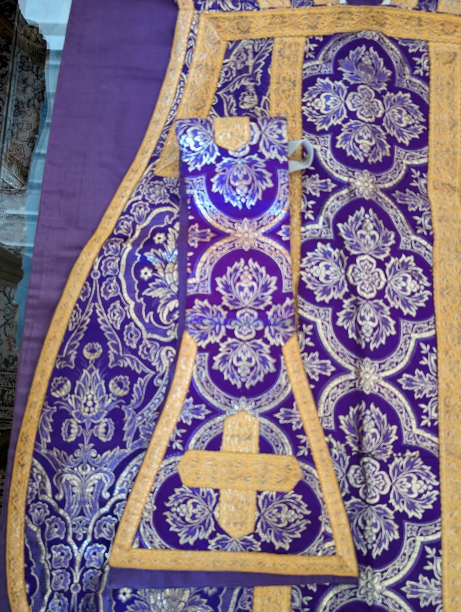 Refined Purple Ecclesiastical Chasuble In Damask With Golden Galloon – Italy, Ca. 1930-photo-2