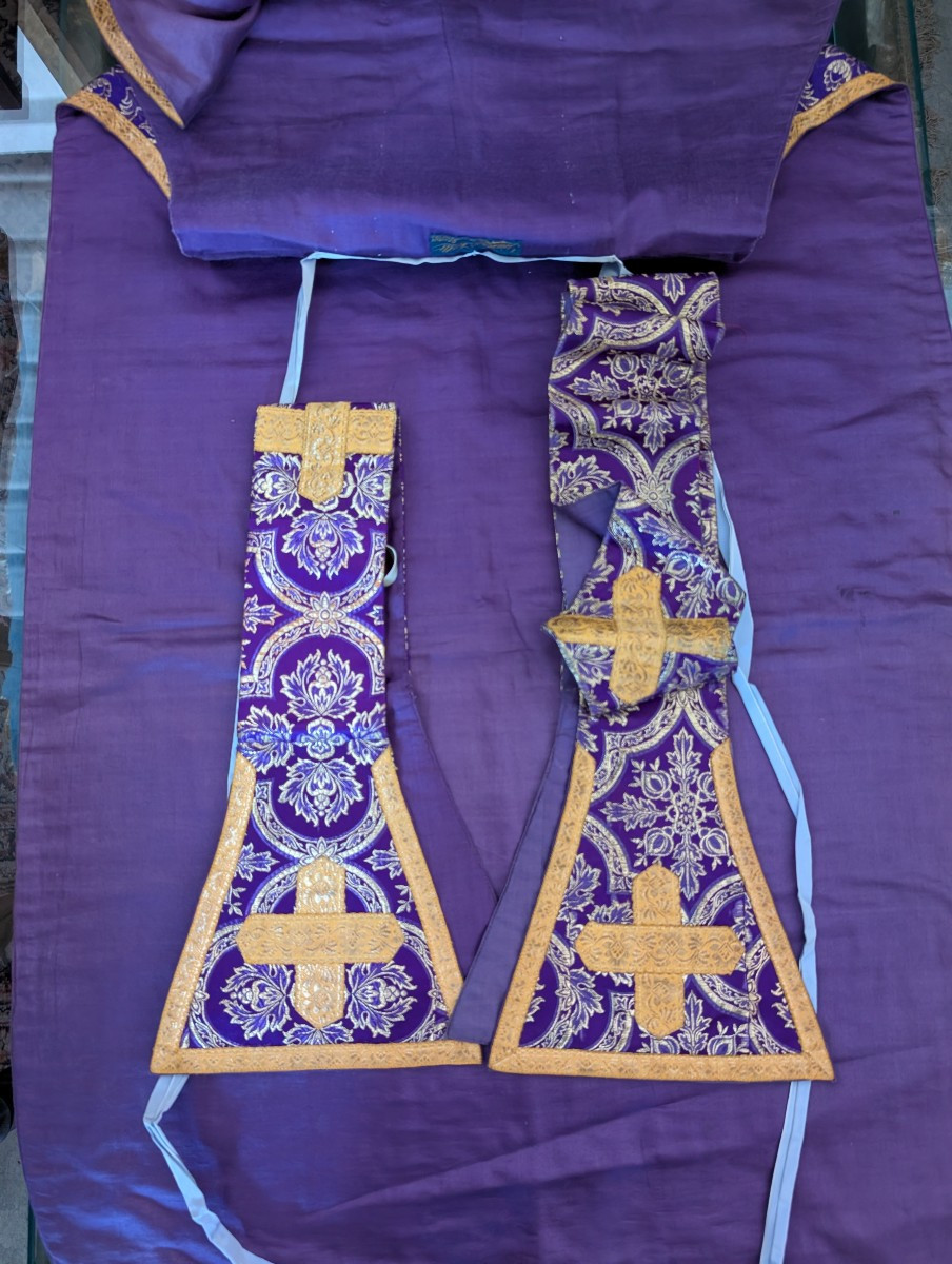 Refined Purple Ecclesiastical Chasuble In Damask With Golden Galloon – Italy, Ca. 1930-photo-3