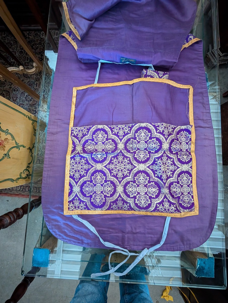 Refined Purple Ecclesiastical Chasuble In Damask With Golden Galloon – Italy, Ca. 1930-photo-4