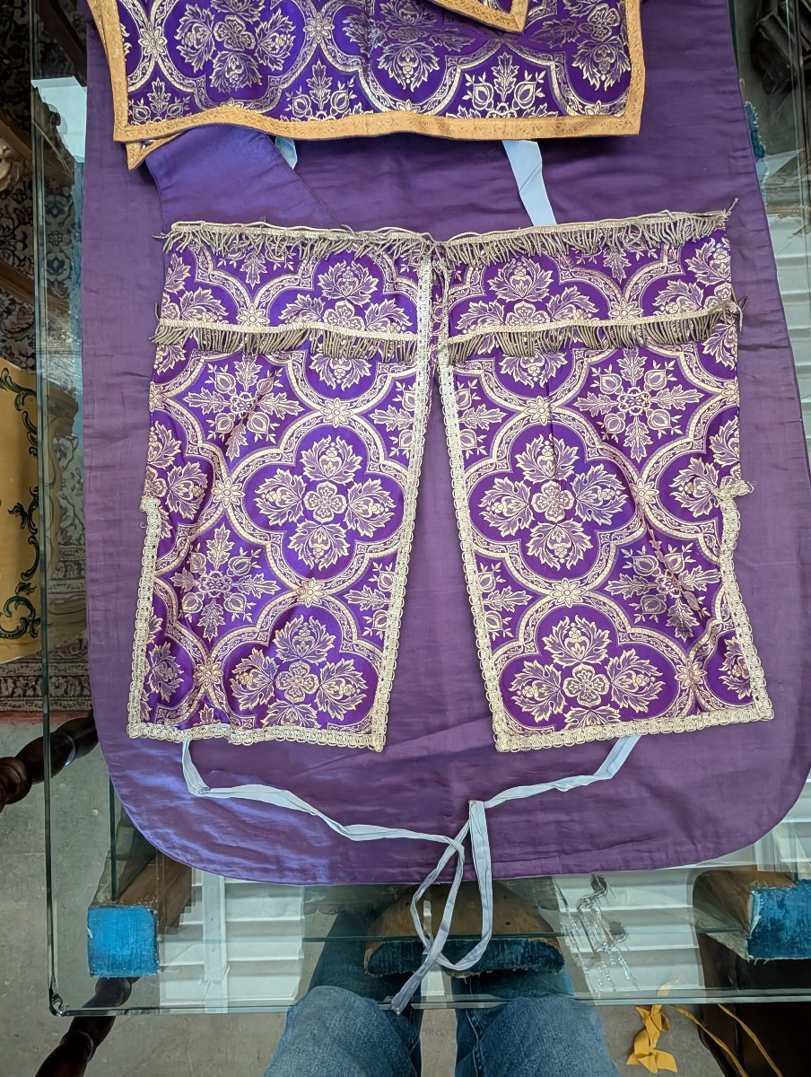 Refined Purple Ecclesiastical Chasuble In Damask With Golden Galloon – Italy, Ca. 1930-photo-5