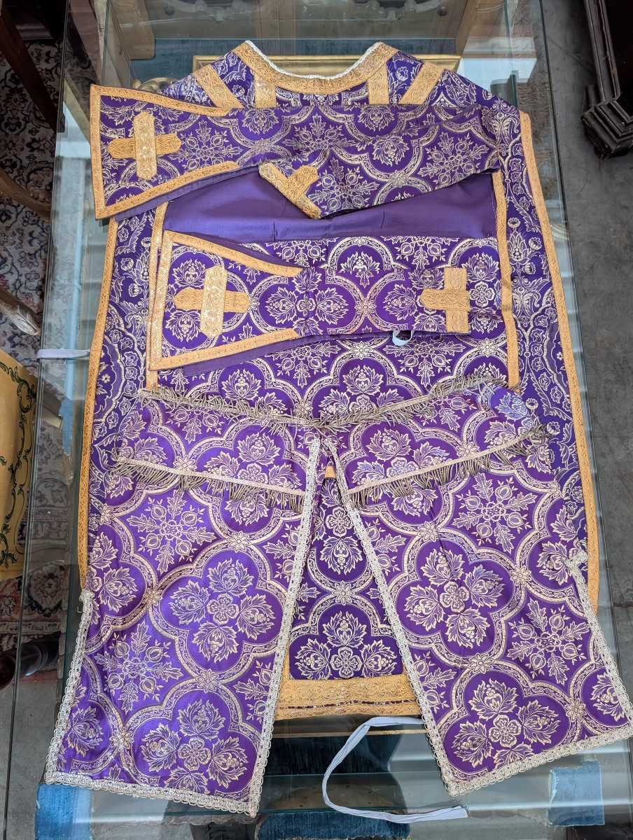 Refined Purple Ecclesiastical Chasuble In Damask With Golden Galloon – Italy, Ca. 1930-photo-6